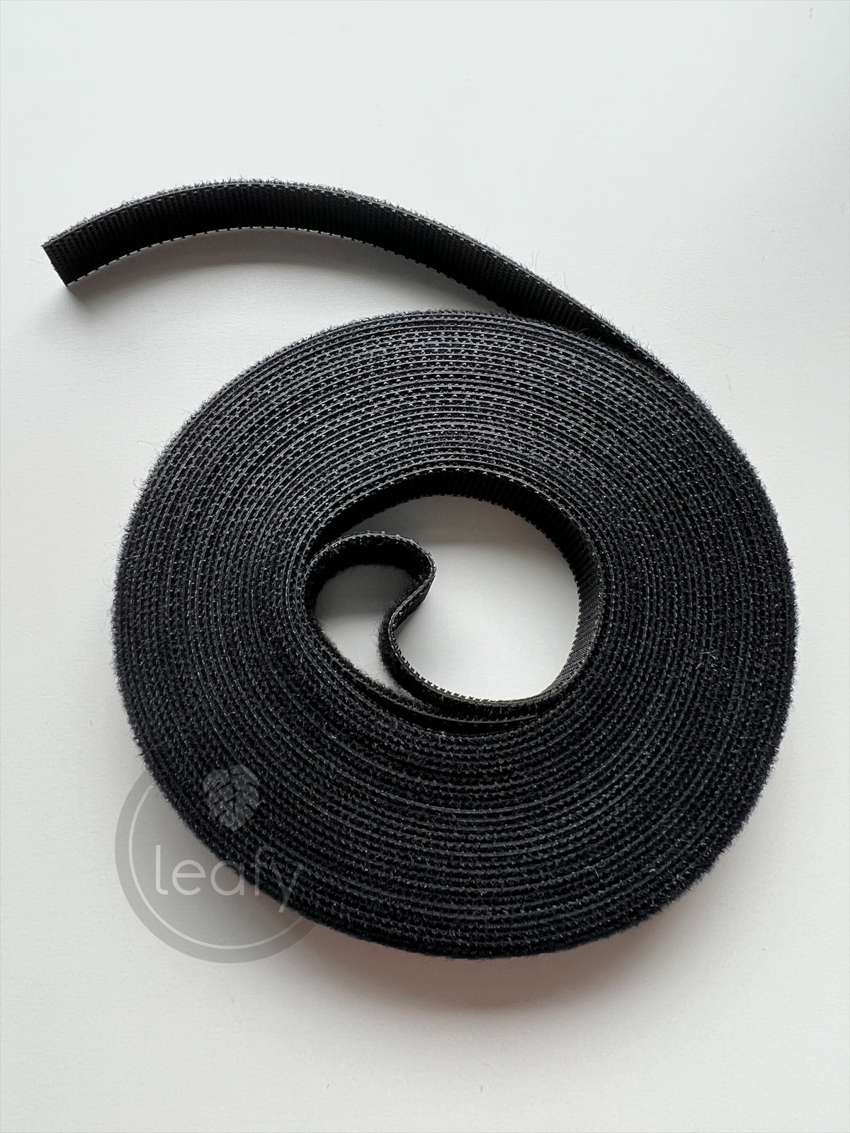 Leafy plant tie (black)